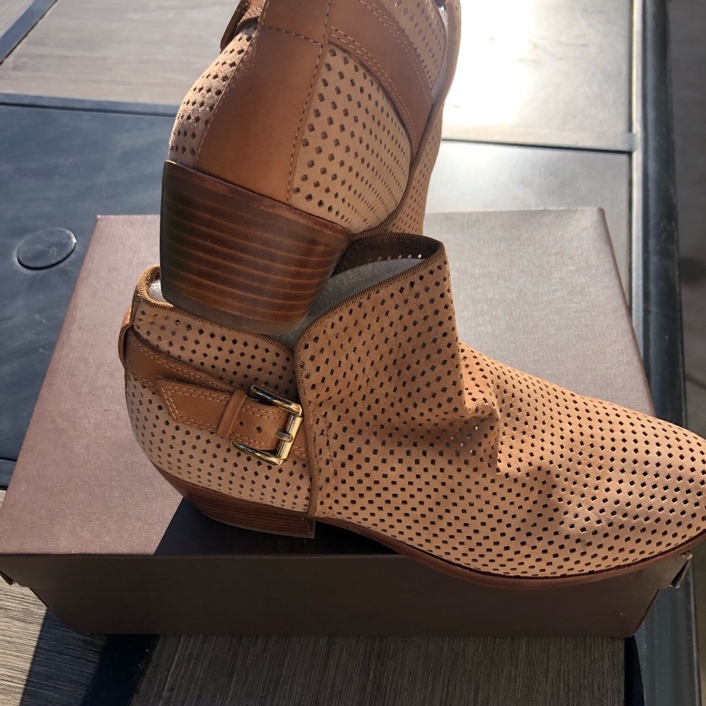 Boots - Picture 5 of 5